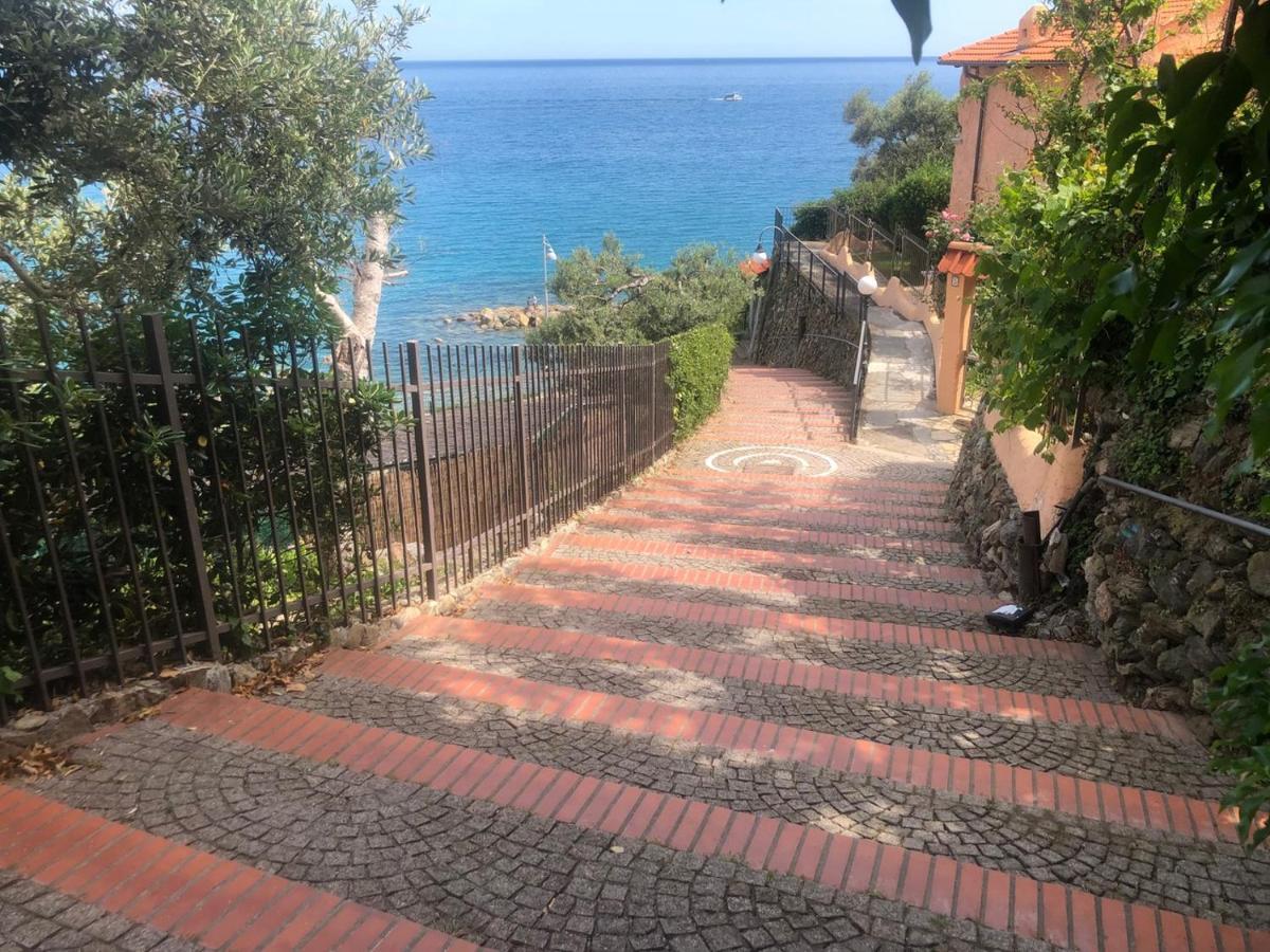 Casa Serge Vista Mare Con Ampio Terrazzo Privato Bergeggi Exteriér fotografie