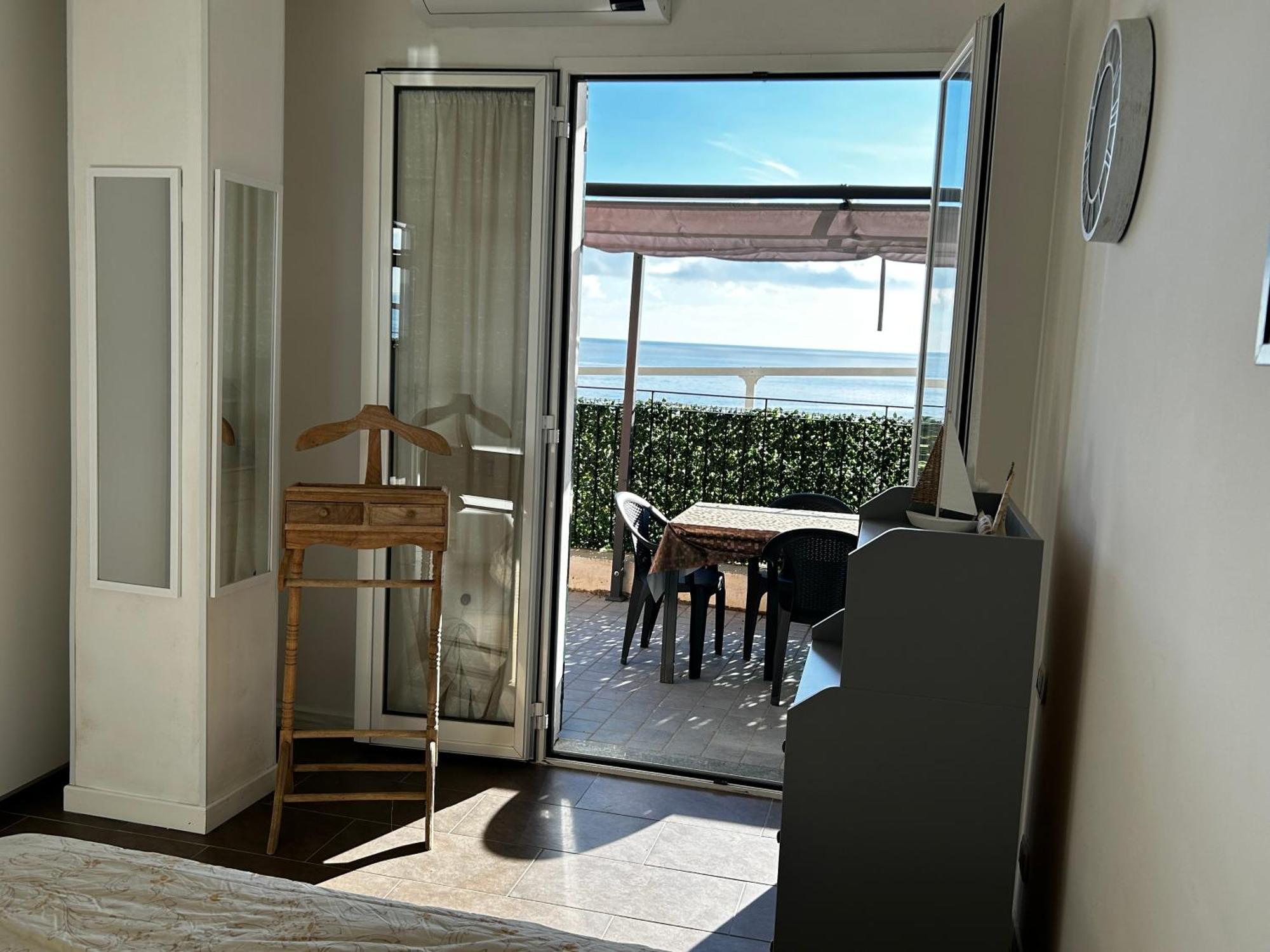 Casa Serge Vista Mare Con Ampio Terrazzo Privato Bergeggi Exteriér fotografie